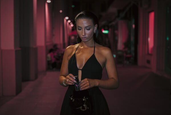 Žena drži suzavac u rukama u tamnoj ulici