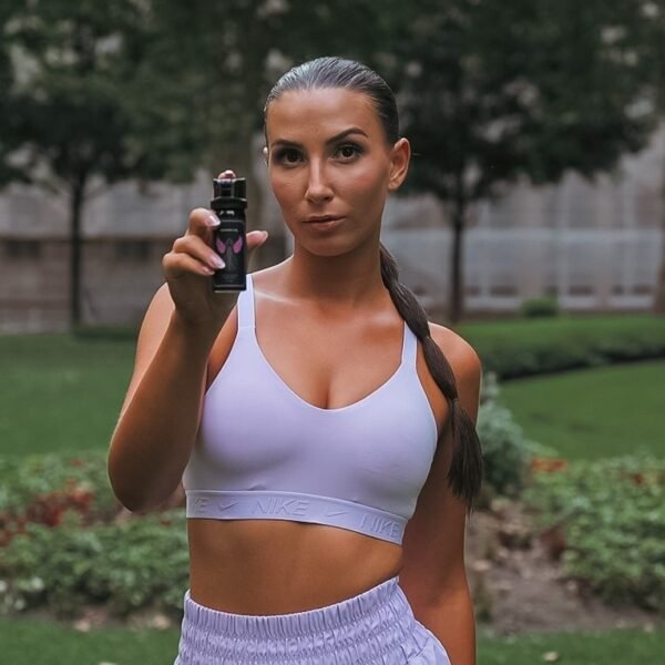 Žena drži suzavac
