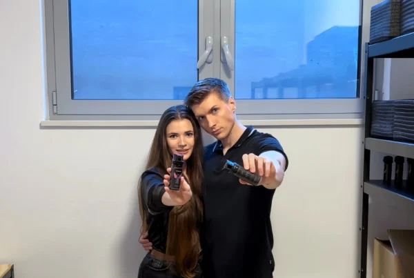 Par drži dva suzavca